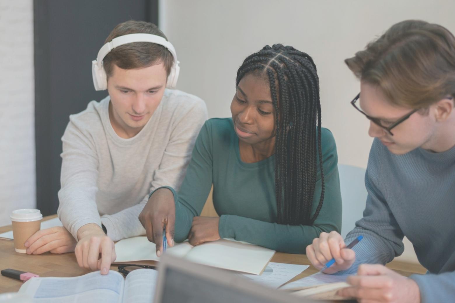 Étudiant analysant des données financières sur ordinateur